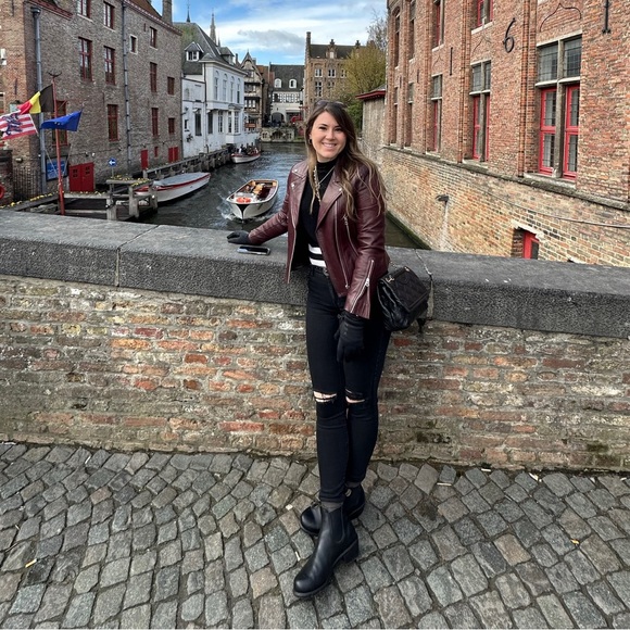 Meet your Posher, Katie - Picture 1 of 4